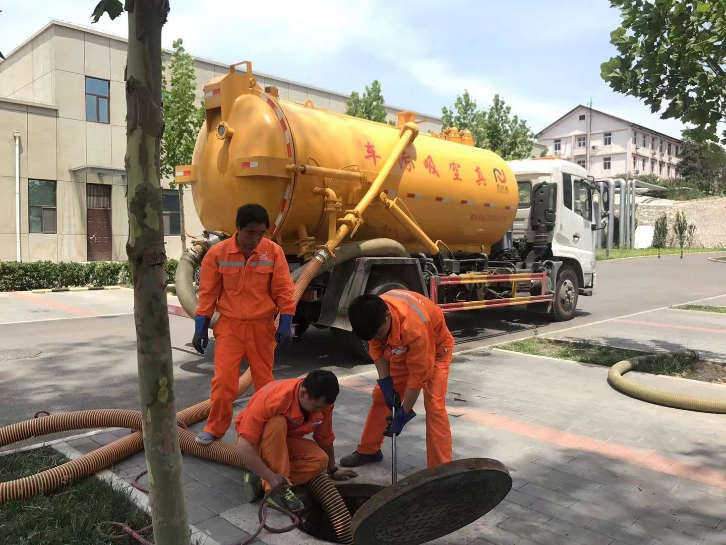 易门管道疏通车停在窨井附近