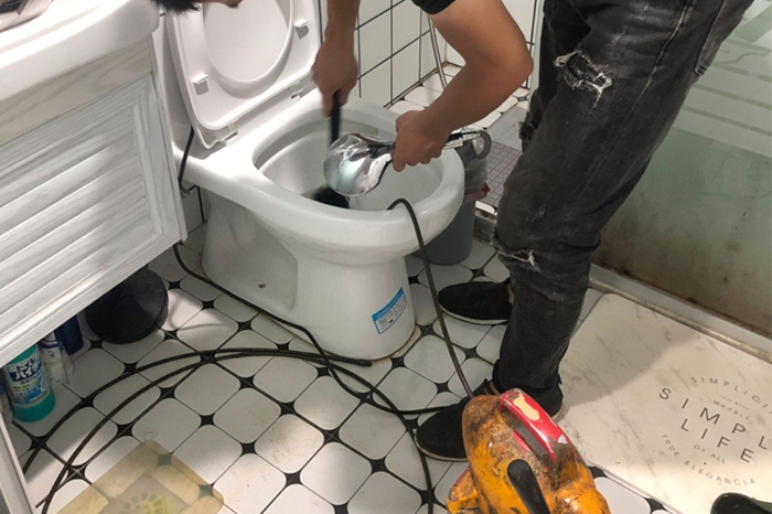 易门马桶堵塞自己疏通还是找师傅？专业上门服务让你省时更省心